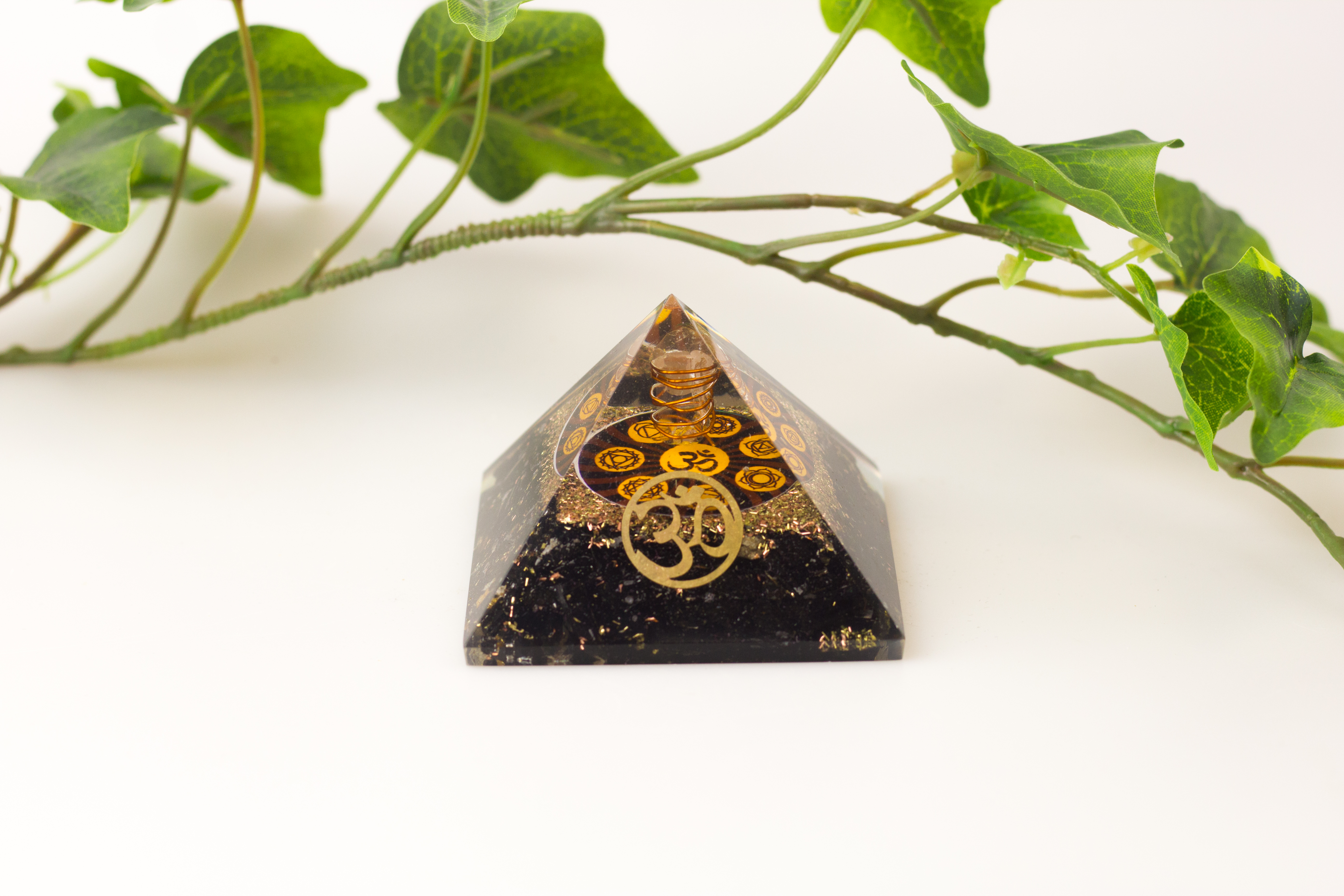 Orgonit Chakra Pyramide schwarzer Turmalin mit OM