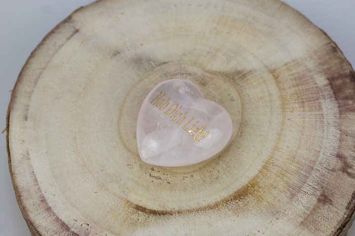 Herz aus Rosenquarz "Hab Dich lieb" in Geschenkschachtel