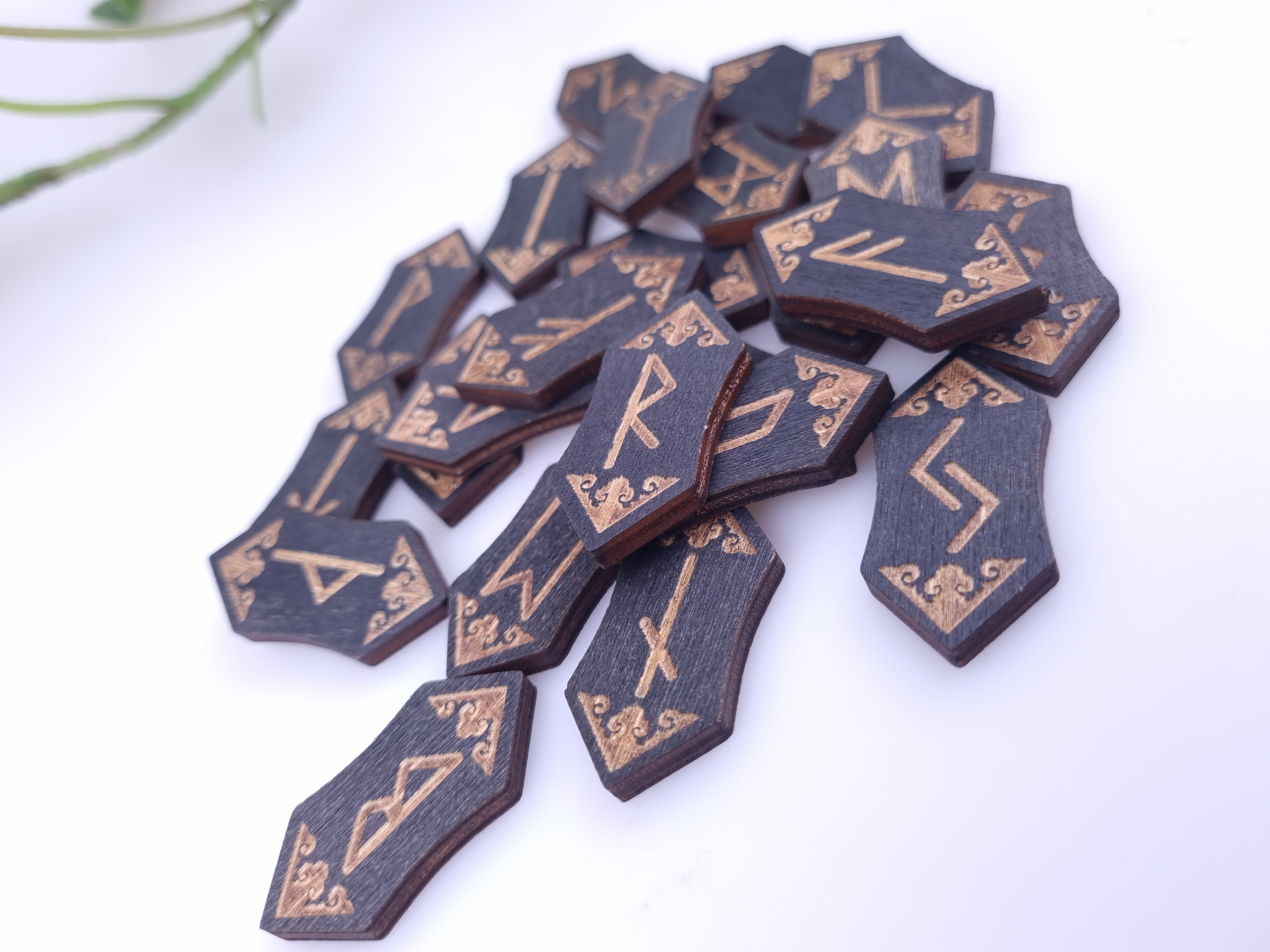 Runenorakel aus Holz mit 24 Steinen in Samtbeutel mit Box